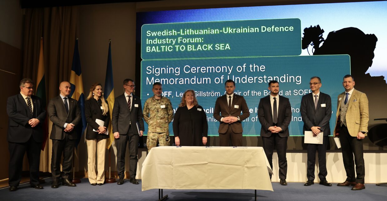 Signering av avtal mellan SOFF och UDCI under överinseende av svenska och ukrainska försvarsdepartementen