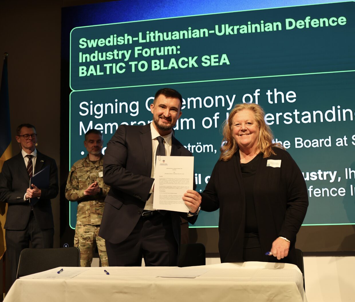 Signering av avtal mellan SOFF och UDCI under överinseende av svenska och ukrainska försvarsdepartementen