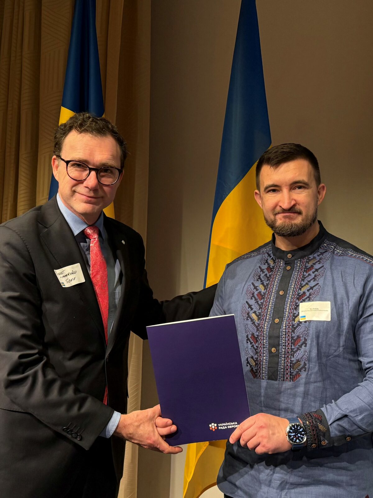 Ihor Fedirko, vd UDCI, och Robert Limmergård, generalsekreterare SOFF, visar upp avtalet